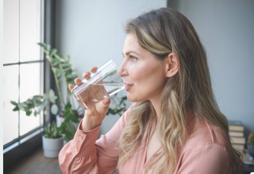 Wie viel Wasser sollte ich täglich trinken?